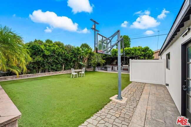 Building Photo - 6327 Babcock Ave