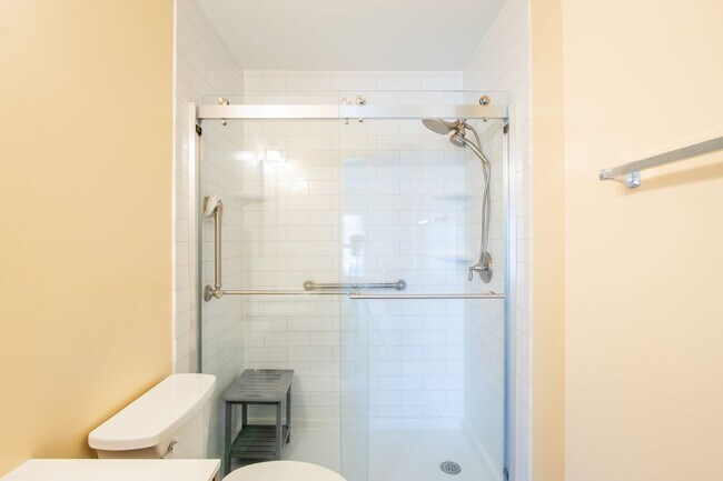Building Photo - For Rent – Beautifully Updated Townhome in Gull Point a Waterfront Community