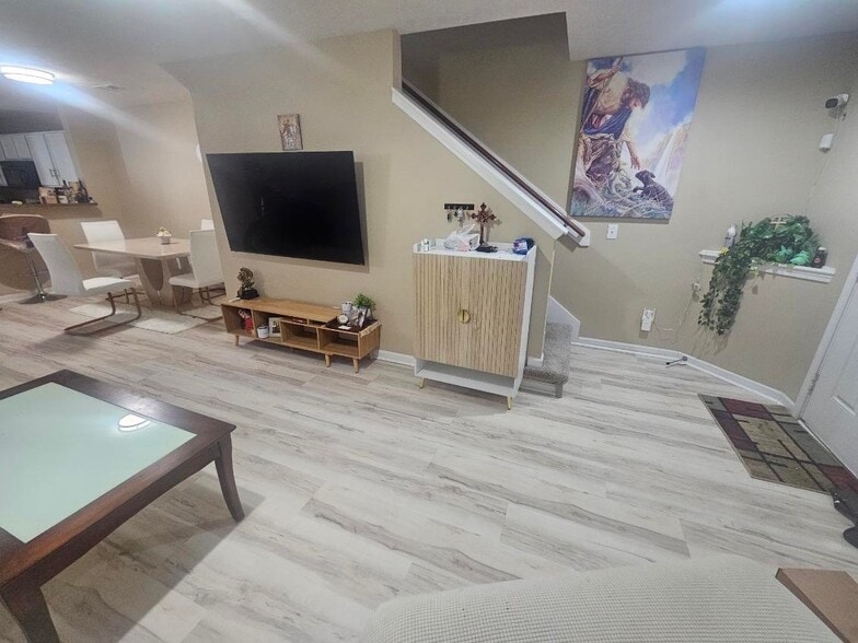 Building Photo - 572 Bradburn Village Cir