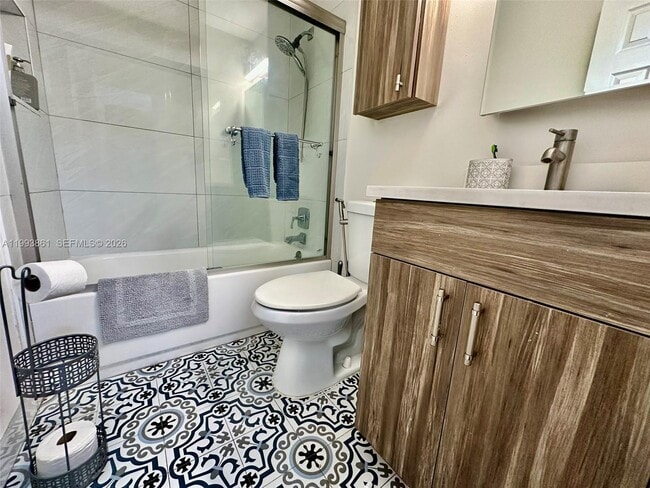 Building Photo - 1710 NE 5th Ct