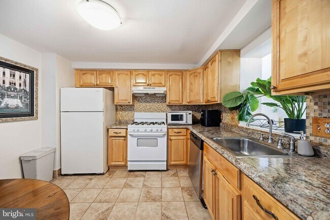 Building Photo - 725 Pemberton Street Unit 10