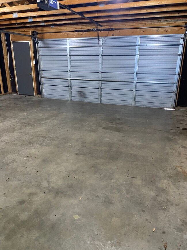 Building Photo - 2 BEDROOM LAKE HOUSE!