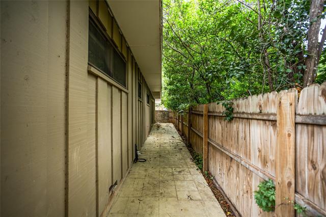 Building Photo - 2733 Sandage Ave