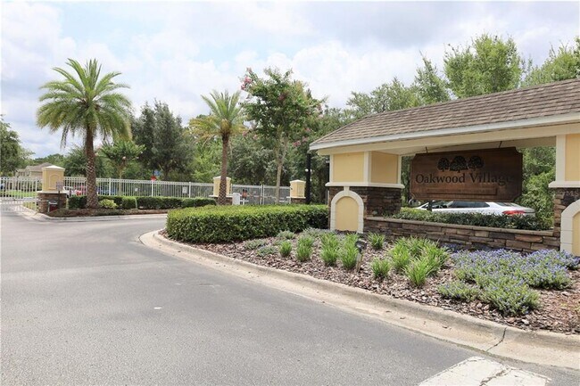 Building Photo - RECEIVE 1/2 MONTH OFF FIRST MONTHS RENT! Beautiful Townhome in the Heart of New Tampa!