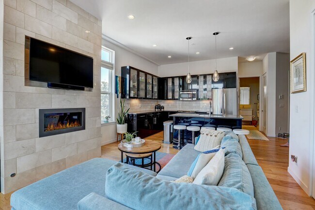 Building Photo - 2 bedroom 2 bath Penthouse apartment in Wa...