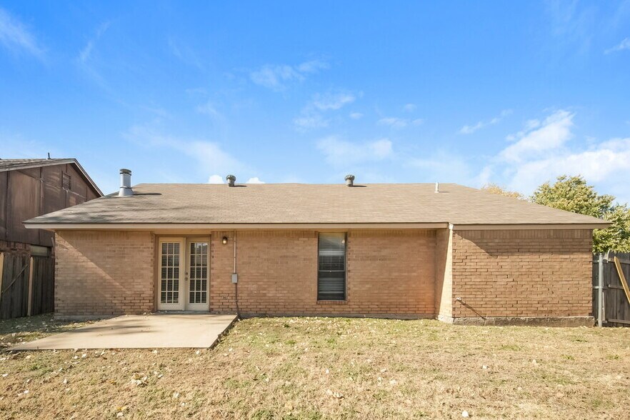 Building Photo - 11040 N Eagle Ln