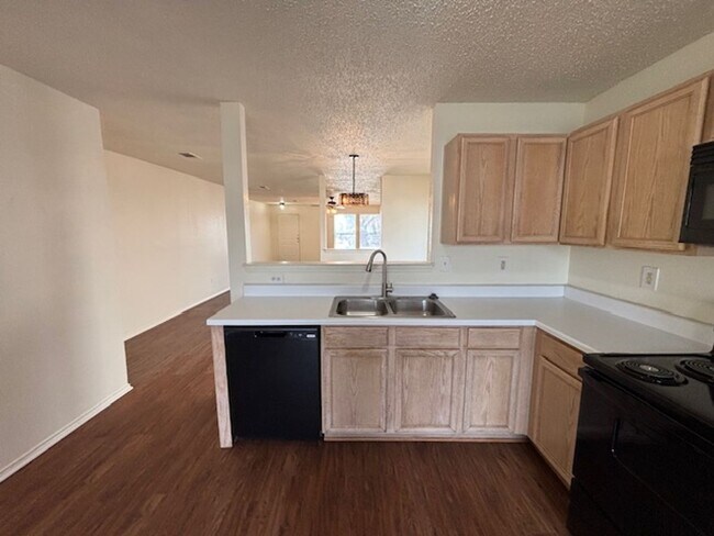 Building Photo - 1 Story Home in Crowlley with Community Pool