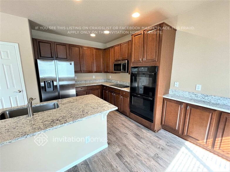 Building Photo - 12386 Roslyn Way