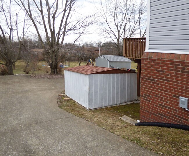 Building Photo - 338 E Oak St