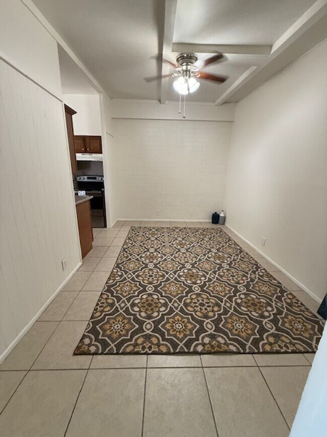 Building Photo - 2 Bed 1 Bath Spacious Apartment