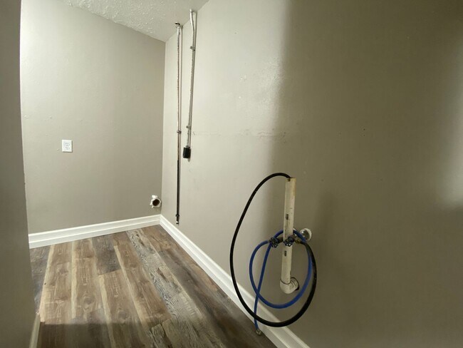 Building Photo - Charming 5 Bedroom House