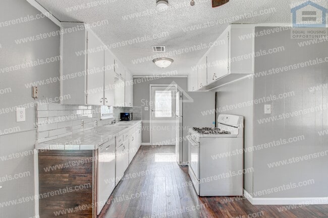 Building Photo - 1806 NW Lincoln Ave