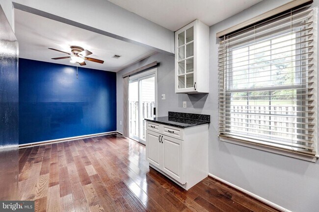 Building Photo - 18 Chantilly Ct