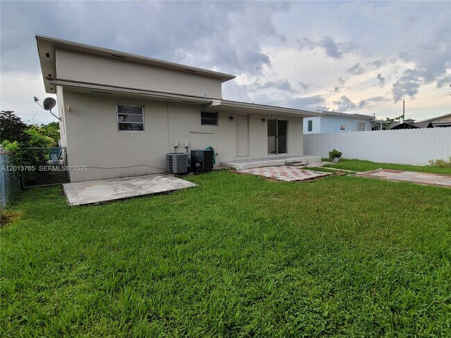 Building Photo - 3425 SW 89th Ave