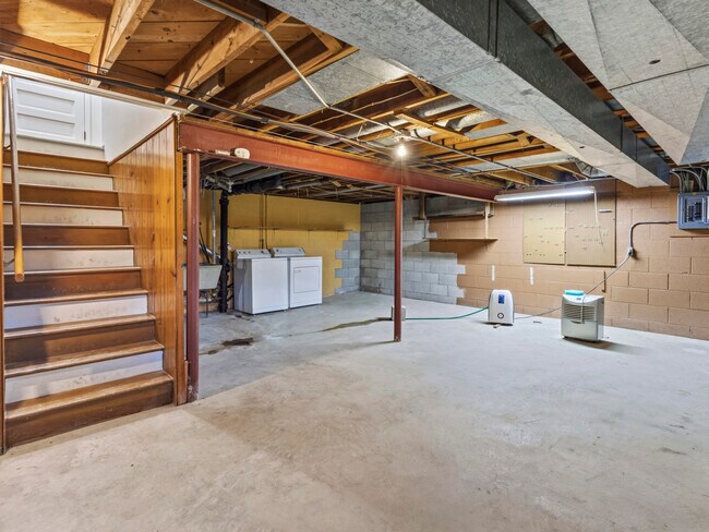 Building Photo - 4913 N Navajo Ave