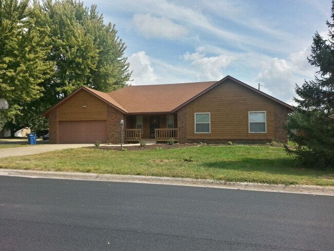 Building Photo - Executive Rental Nestled in Hickory Ridge ...