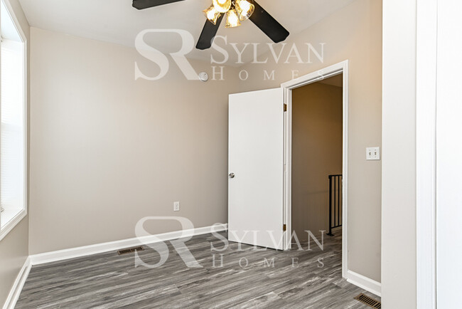 Building Photo - Charming & Modern 3 BR, 2 BA Townhome