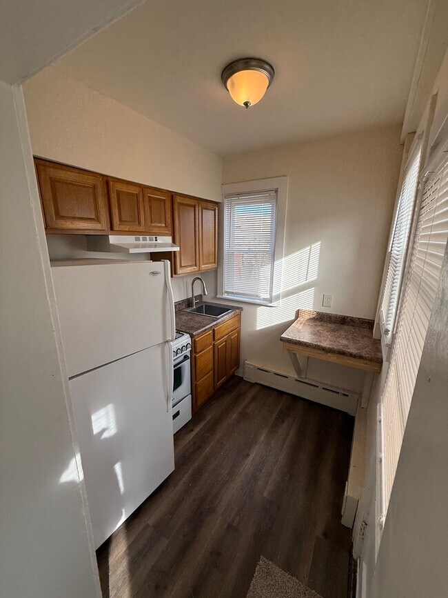 Building Photo - 633 Gilham St