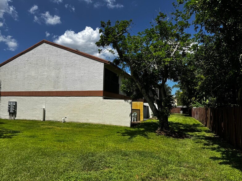 Building Photo - 7115 SW 42nd Ct