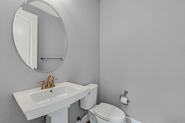 Building Photo - 210 Stratus Common