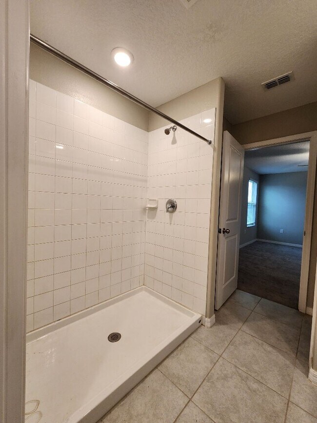 Building Photo - Gorgeous 4-Bedroom, 2.5-Bathroom Home in Riverview