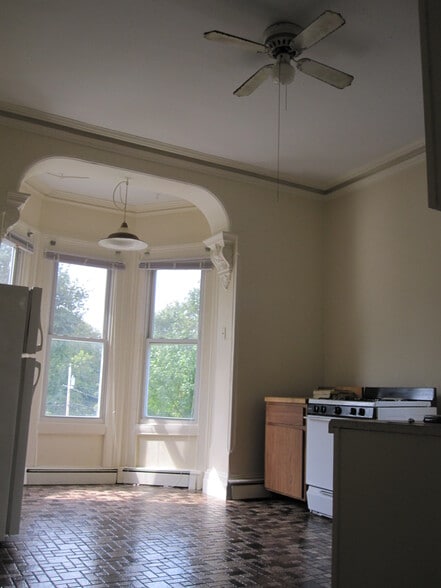 kitchen area and niche - 2587 South Ave