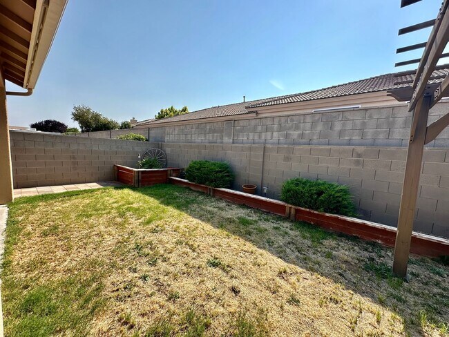Building Photo - Beautiful 3 bedroom, 3 bathroom home with ...