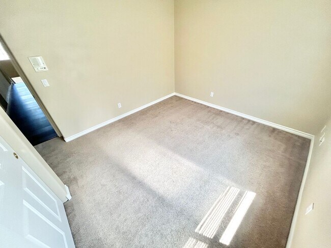 Building Photo - BEAUTIFUL 2 STORY HOUSE IN GATED SEVEN HIL...