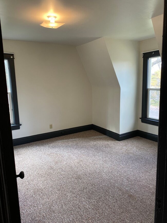 Building Photo - 902 E Kemp Ave