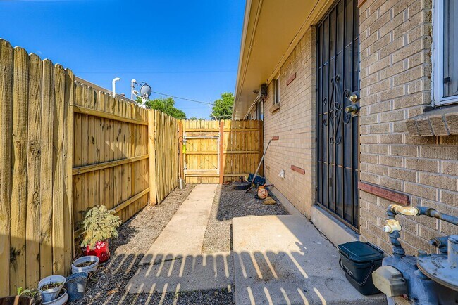 Building Photo - Evolve Real Estate: Charming 2 Beds/1 Bath...