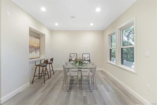 Building Photo - 571 Lincoln Ave