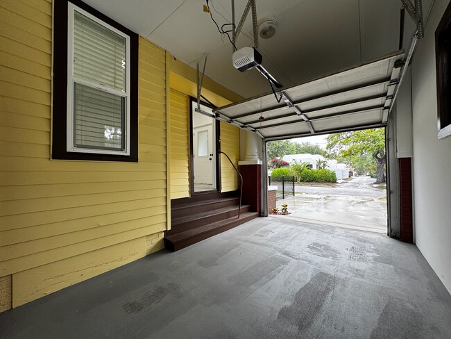 Building Photo - 409 S Willow Ave
