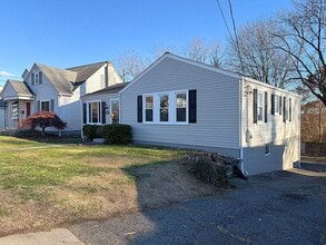 Building Photo - Nice three bedroom home located in an Excellent neighborhood!