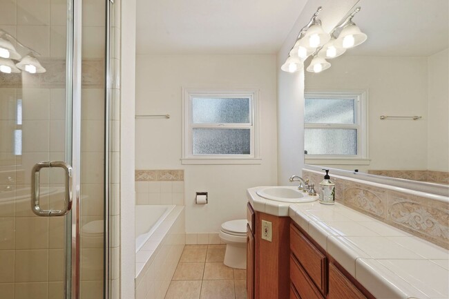 Building Photo - Beautiful 4 Bed/2 Bath Home Available Now!