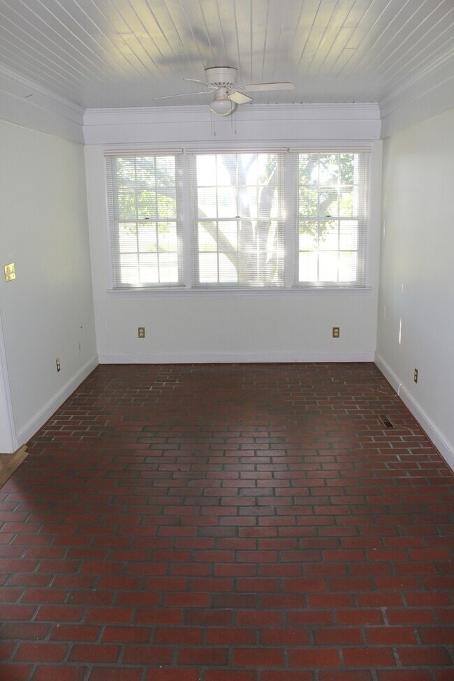 Building Photo - 3 Bed/2 Bath Home Right Next to Walker Golf Course!