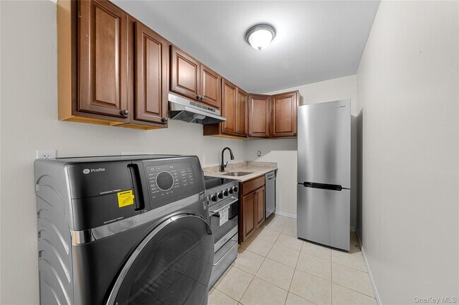 Building Photo - 410 Jericho Tpke