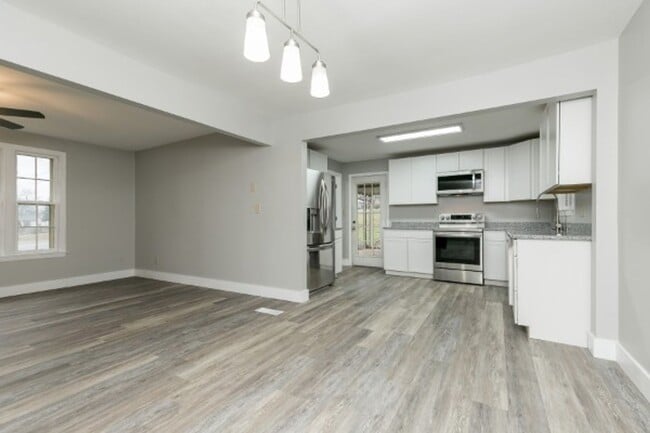 Building Photo - Beautiful Donelson Home in Great Location ...