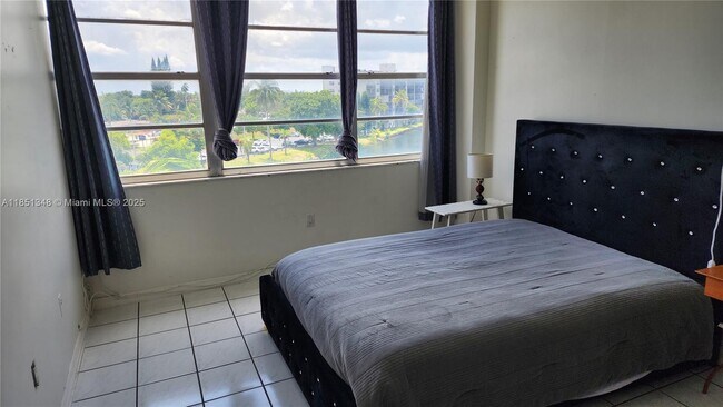 Building Photo - 1301 NE Miami Gardens Dr