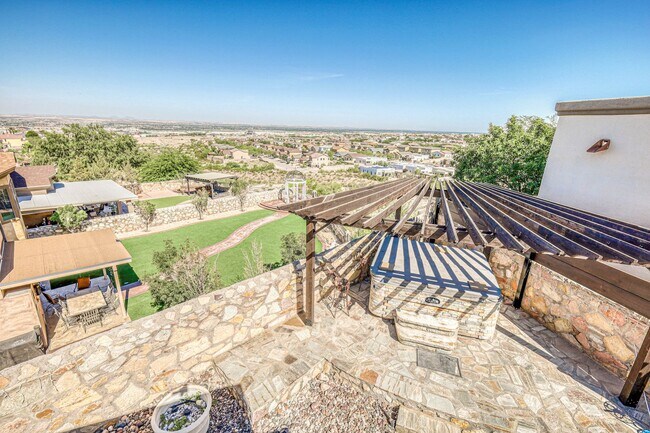 Building Photo - Beautiful Westside home FURNISHED with 4 b...