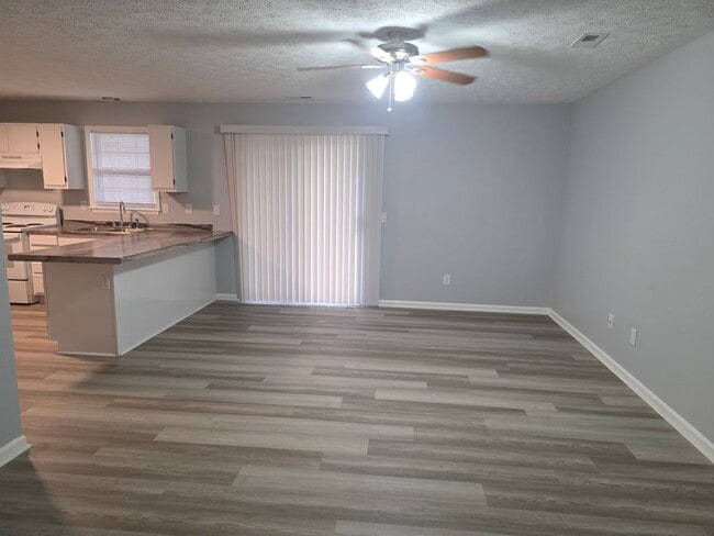 Building Photo - 2 Bedroom, 1 bath apartment - Downstairs Unit