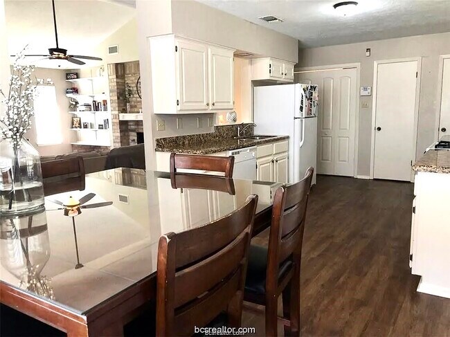 Building Photo - 1004 Crestwood Dr