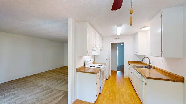 Building Photo - 827 Las Gallinas Ave
