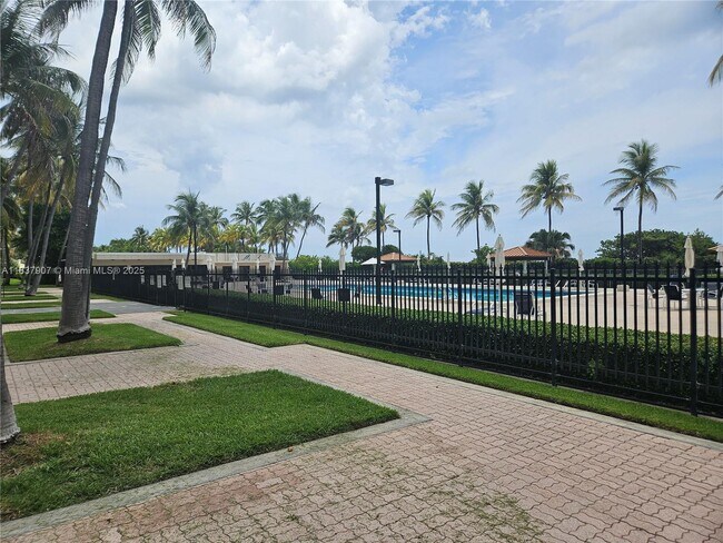 Building Photo - 2625 Collins Ave