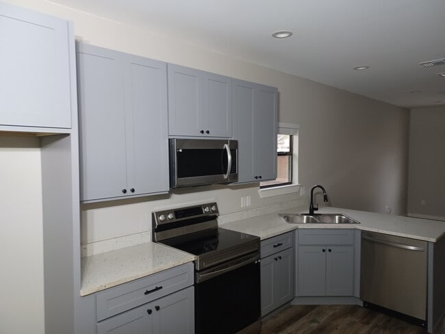 Building Photo - 1945 E Washington St