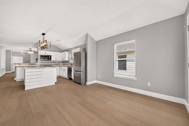 Building Photo - 22210 Bellow Glen Dr