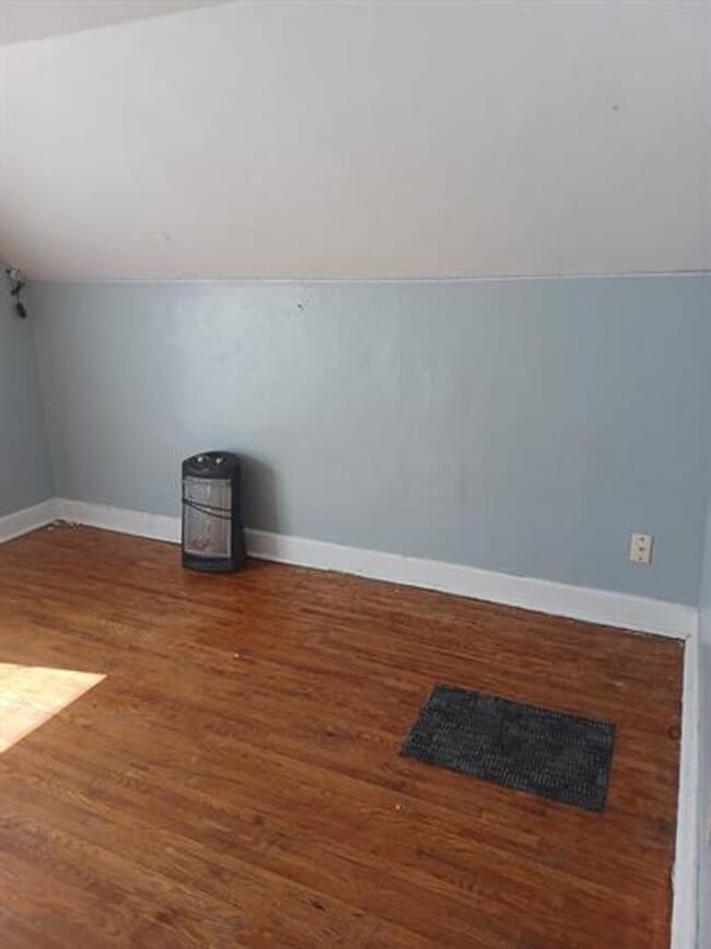 Building Photo - House Available for Rent