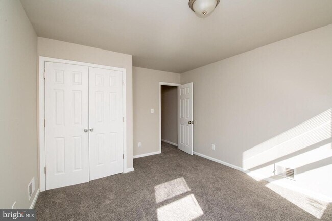 Building Photo - 3 Bed 1 Bath Renovated Townhouse