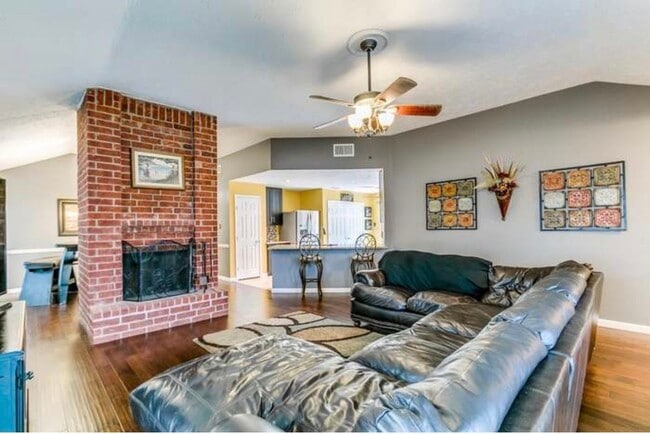 Building Photo - 2025 Sandy Knoll Dr