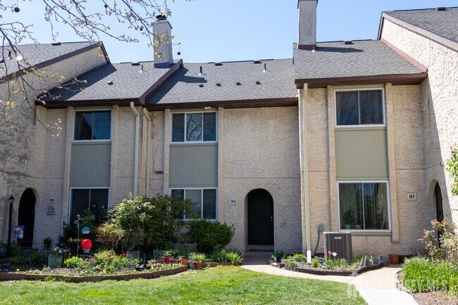 Building Photo - 93 Tennyson Dr