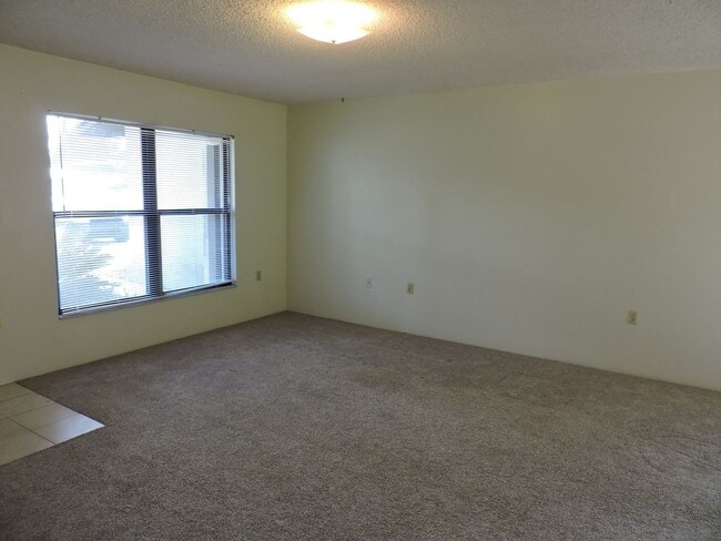 Building Photo - 670 SW Cardinal Dr